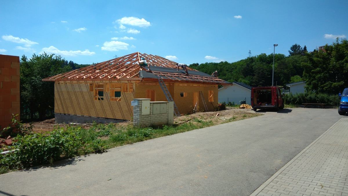 Hrubá stavba s vazníkovým krovem