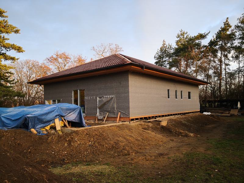Dům pod střechou ve večerním světle