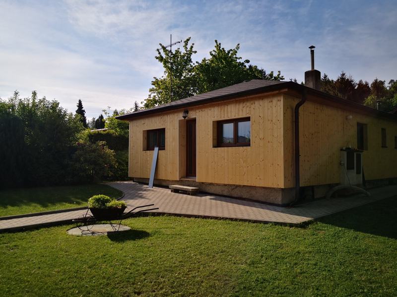 Dokončený dům se vstupem do zahrady